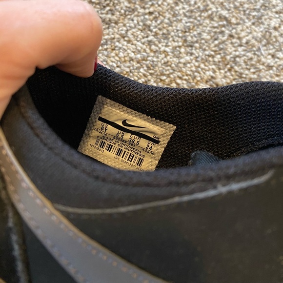 black sneakers - Picture 4 of 5